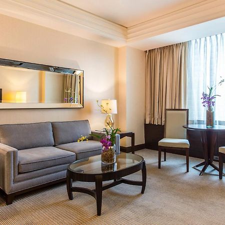 Crimson Hotel Filinvest City, Manila Muntinlupa City Exterior photo Living room