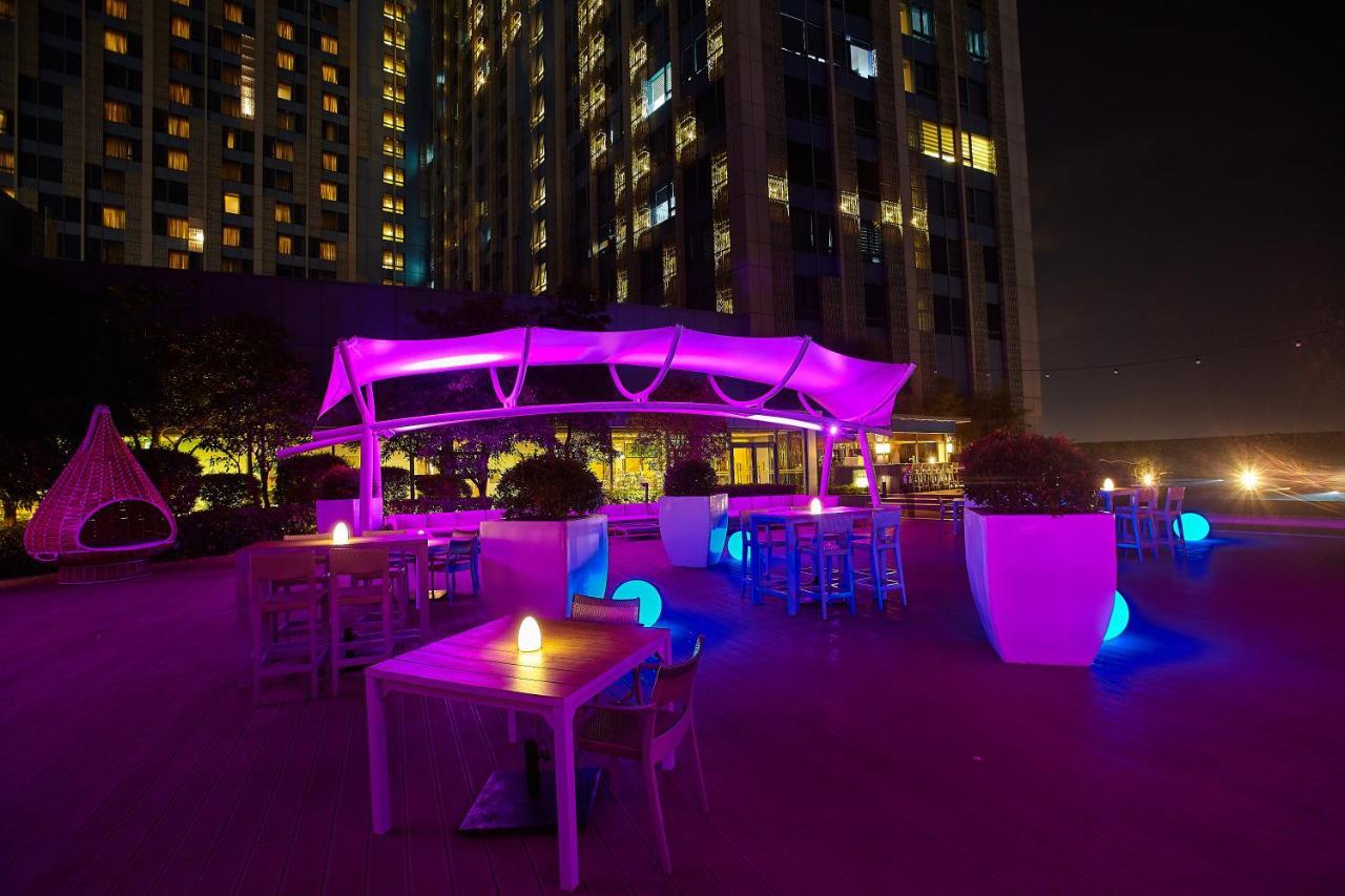 Crimson Hotel Filinvest City, Manila Muntinlupa City Exterior photo The Pool Bar
