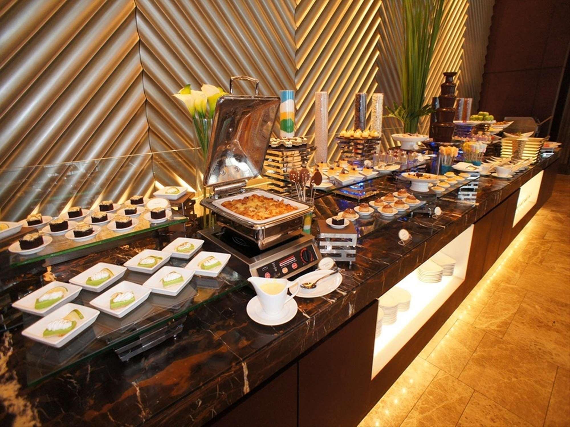 Crimson Hotel Filinvest City, Manila Muntinlupa City Exterior photo A buffet at a hotel