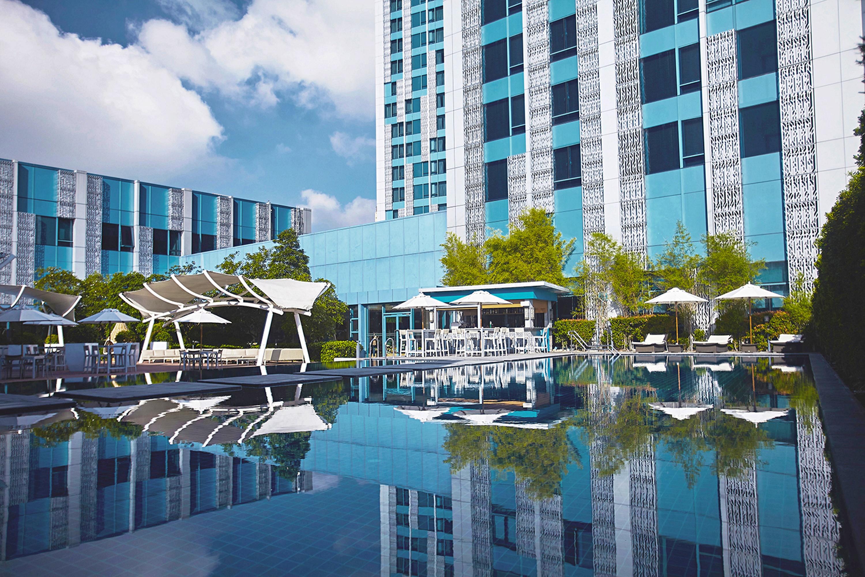 Crimson Hotel Filinvest City, Manila Muntinlupa City Exterior photo The pool at the hotel