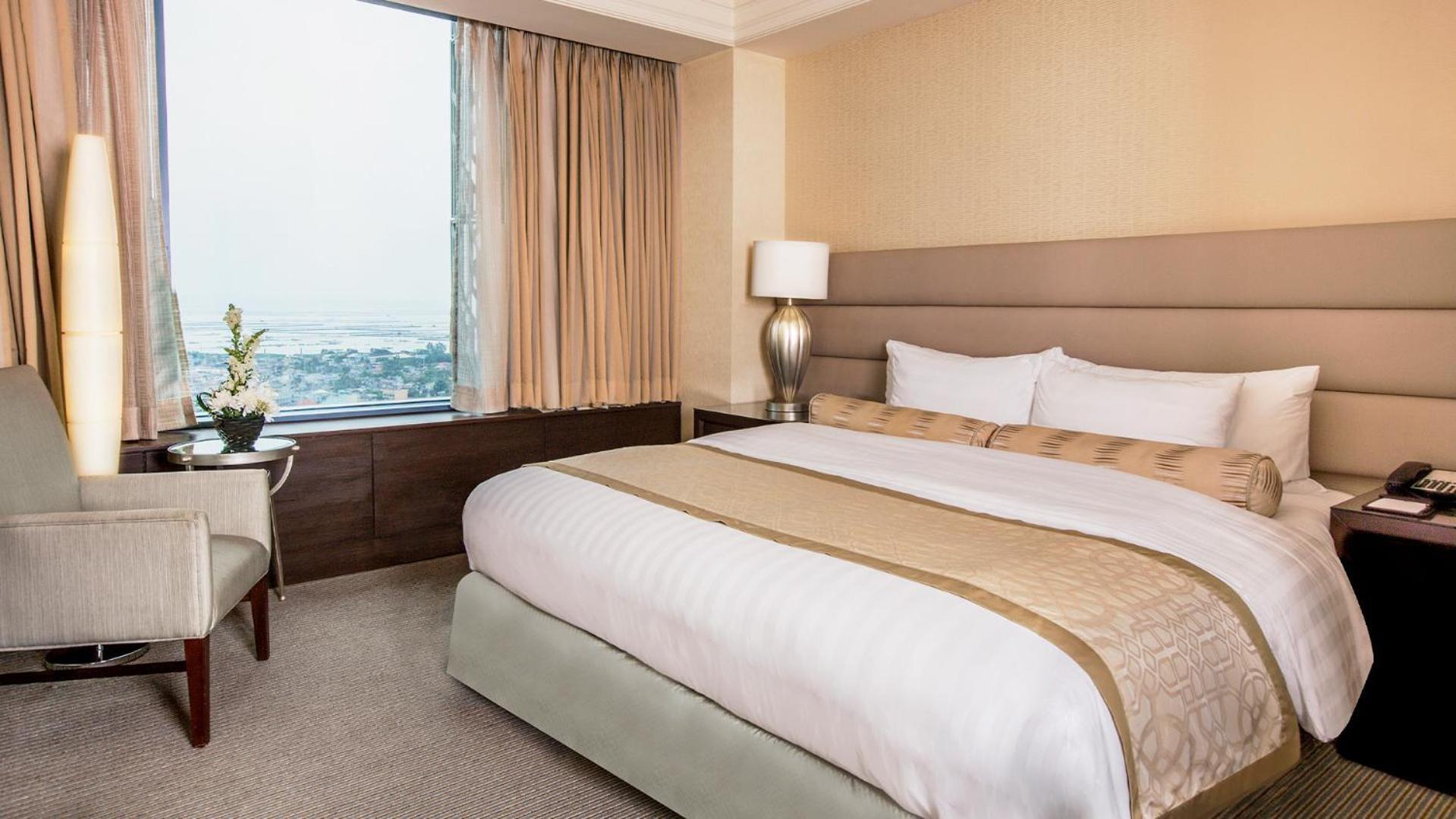 Crimson Hotel Filinvest City, Manila Muntinlupa City Exterior photo A bedroom at the hotel