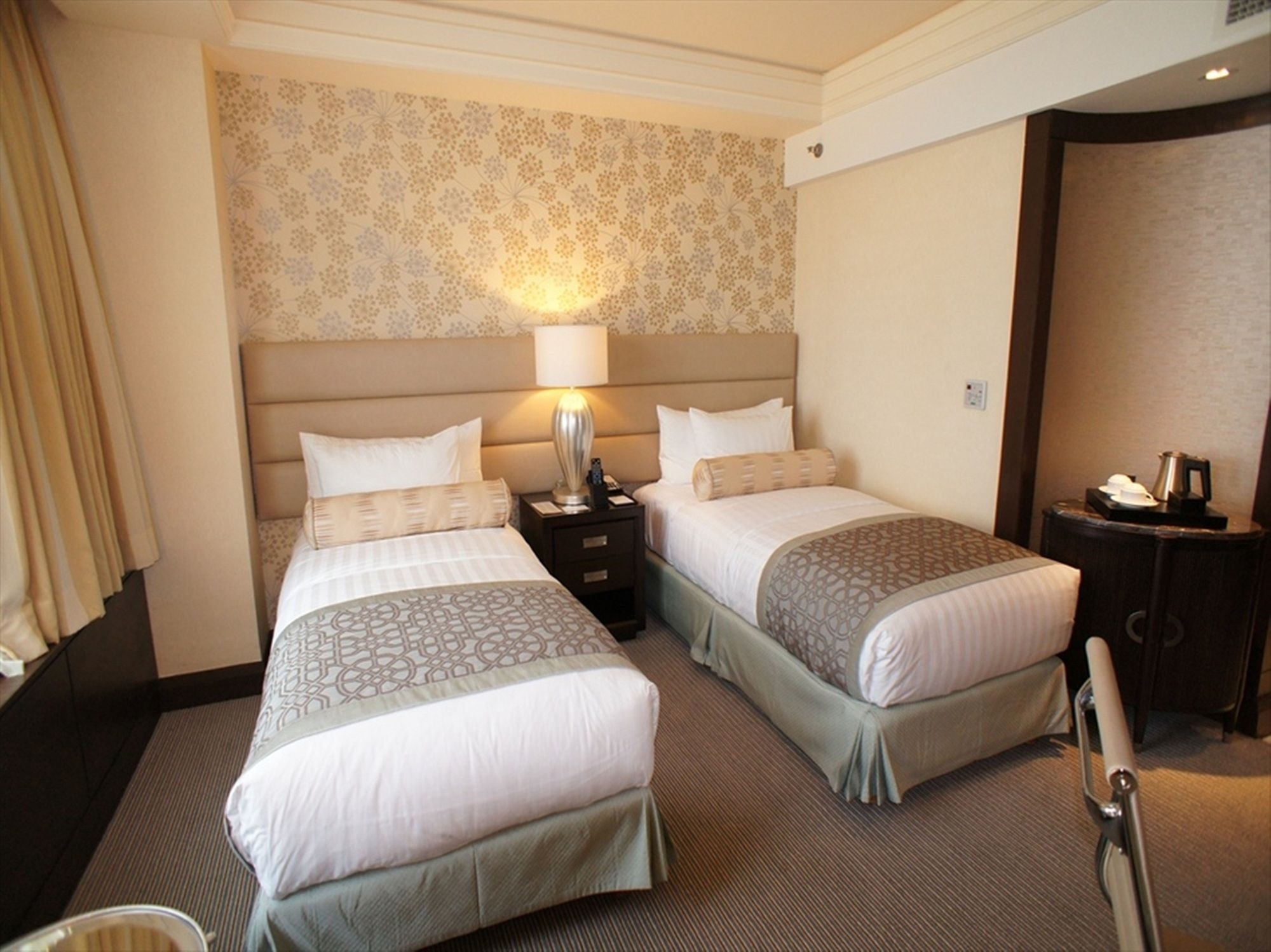 Crimson Hotel Filinvest City, Manila Muntinlupa City Exterior photo A room at the hotel