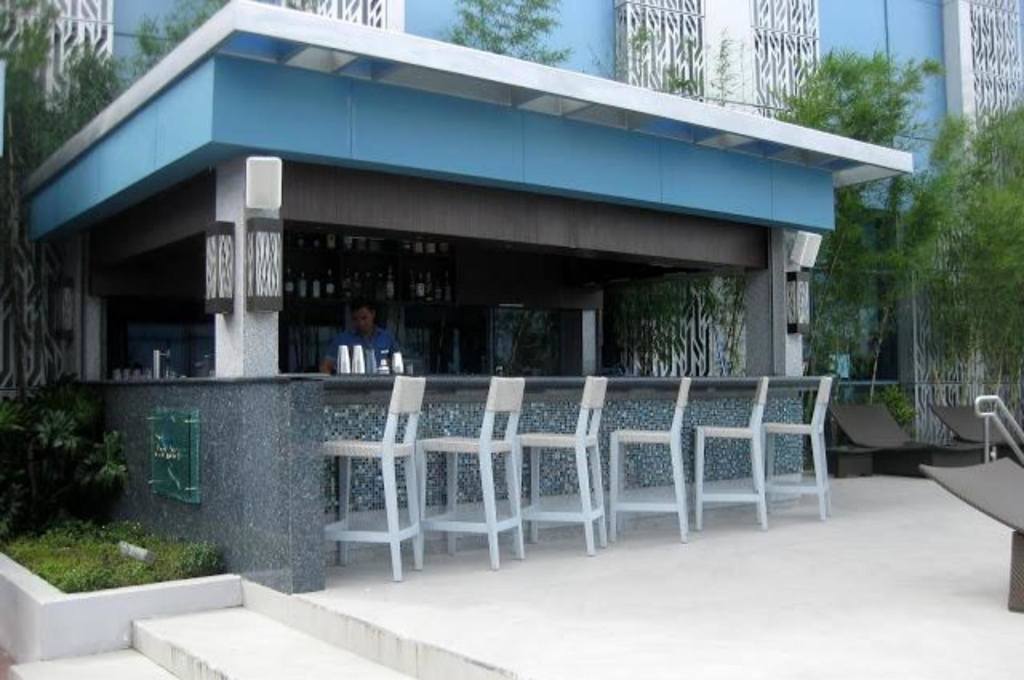 Crimson Hotel Filinvest City, Manila Muntinlupa City Exterior photo The poolside bar at the hotel